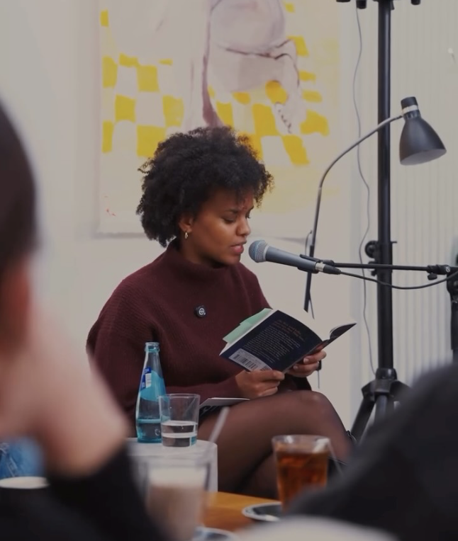 Shelfcareclub Frankfurt: “Reading with care”